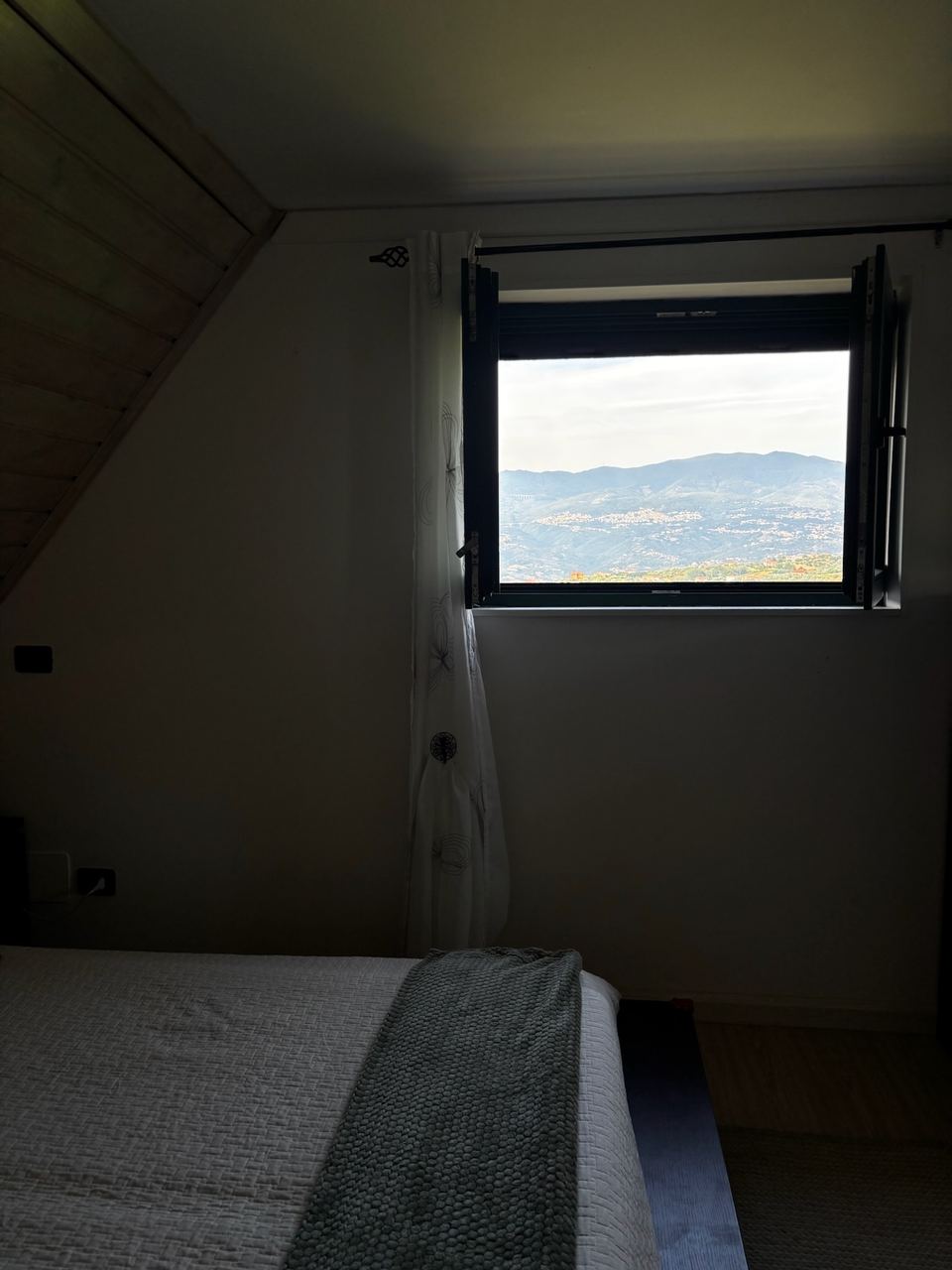 Double room with window over the valley