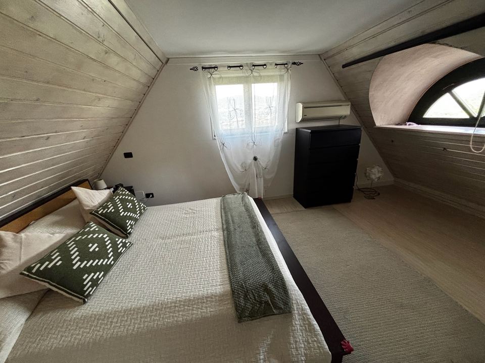 Double room with arched window