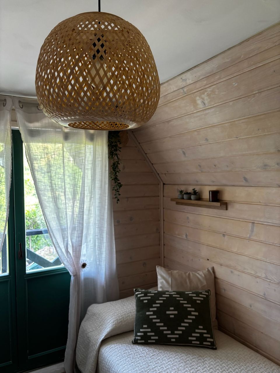 Dettaglio della camera twin con lampada in vimini