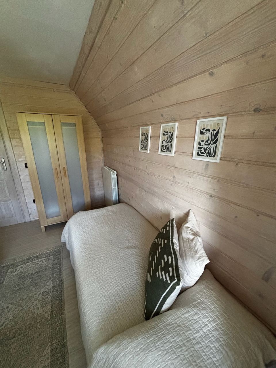 Letto singolo nella camera twin con pareti in legno